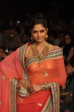 Model walks the ramp for Saboo Fine Jewels Show at IIJW Day 4 on 22nd Aug 2012 (86).JPG
